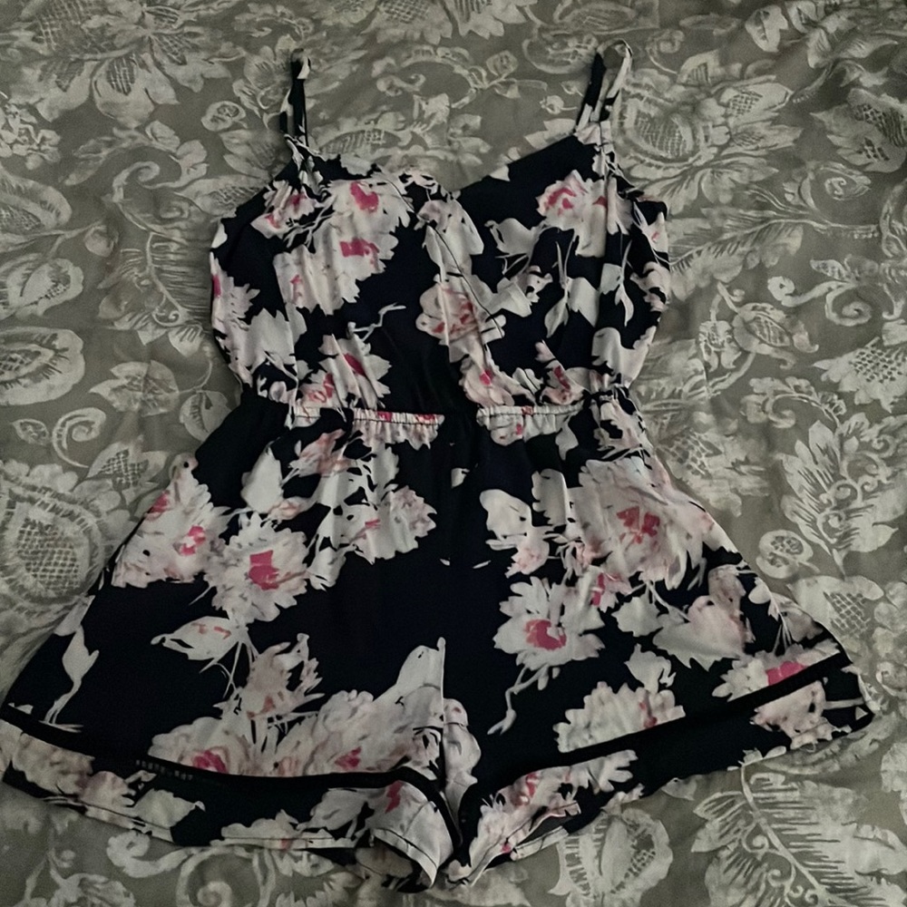 SHORT ROMPER♥️♥️SIZE SMALL